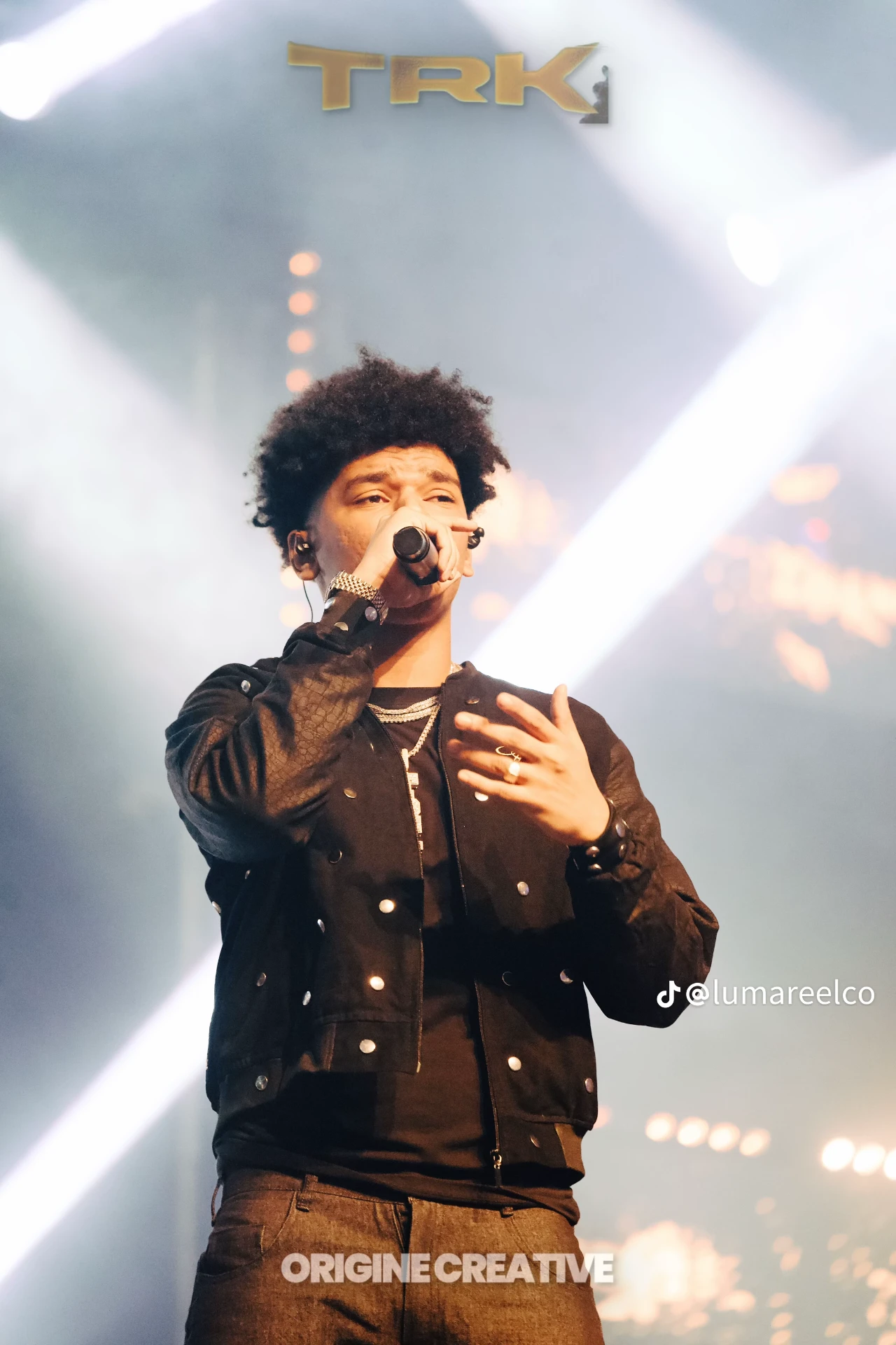 Portrait live de TRK au micro